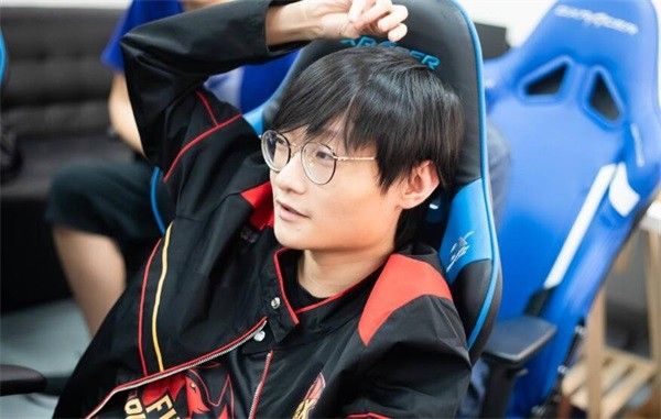 HKA绝杀WBG，Elk线上压制力十足焦点之战八强赛，让粉丝疯狂欢呼