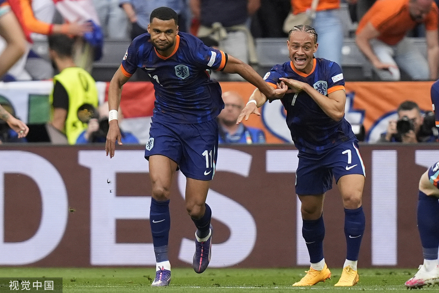 包含荷兰绝杀塞维利亚，奥亚尔萨瓦尔点燃赛场的词条