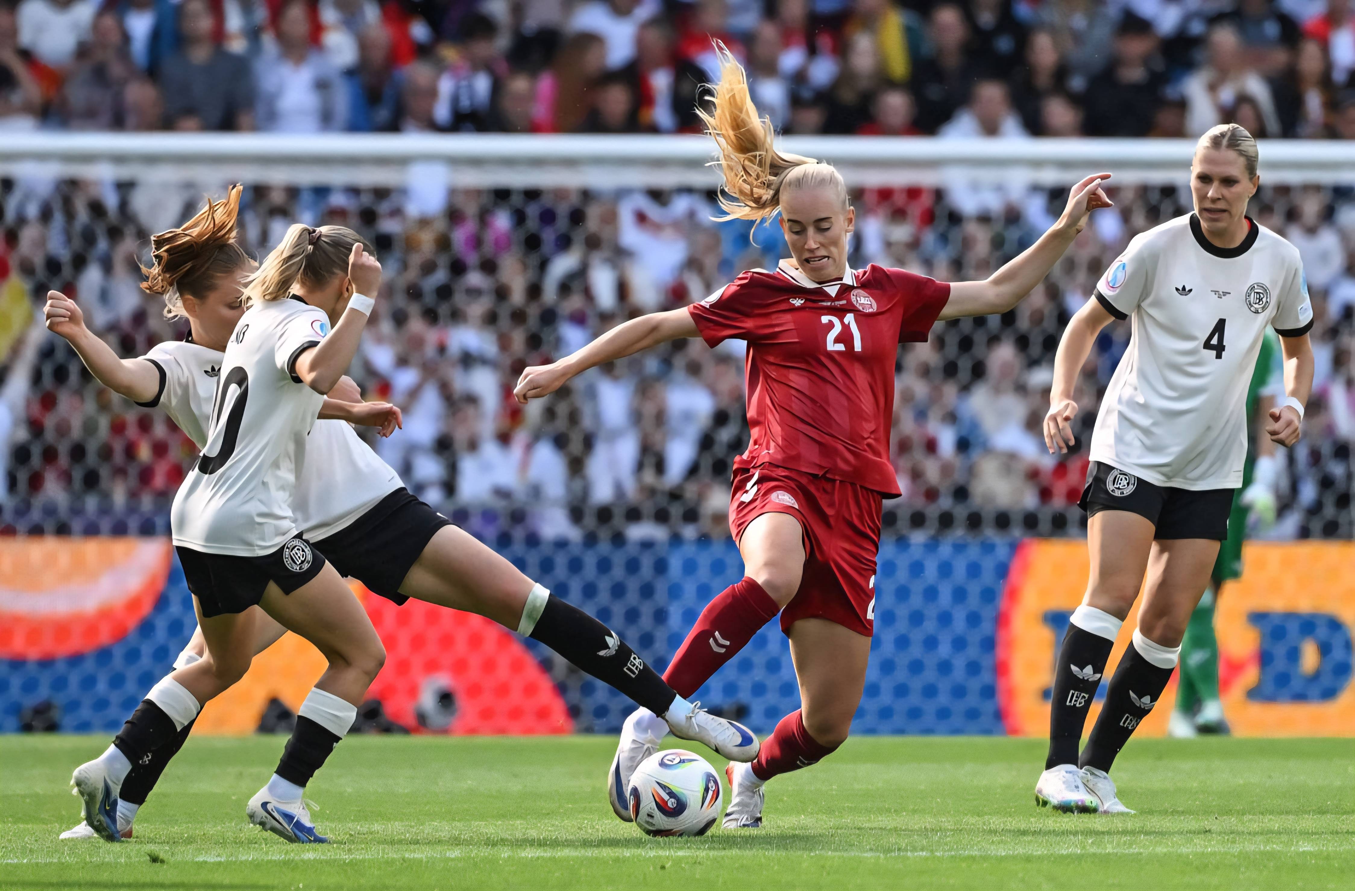 德国队力克波兰队，波尔点燃赛场